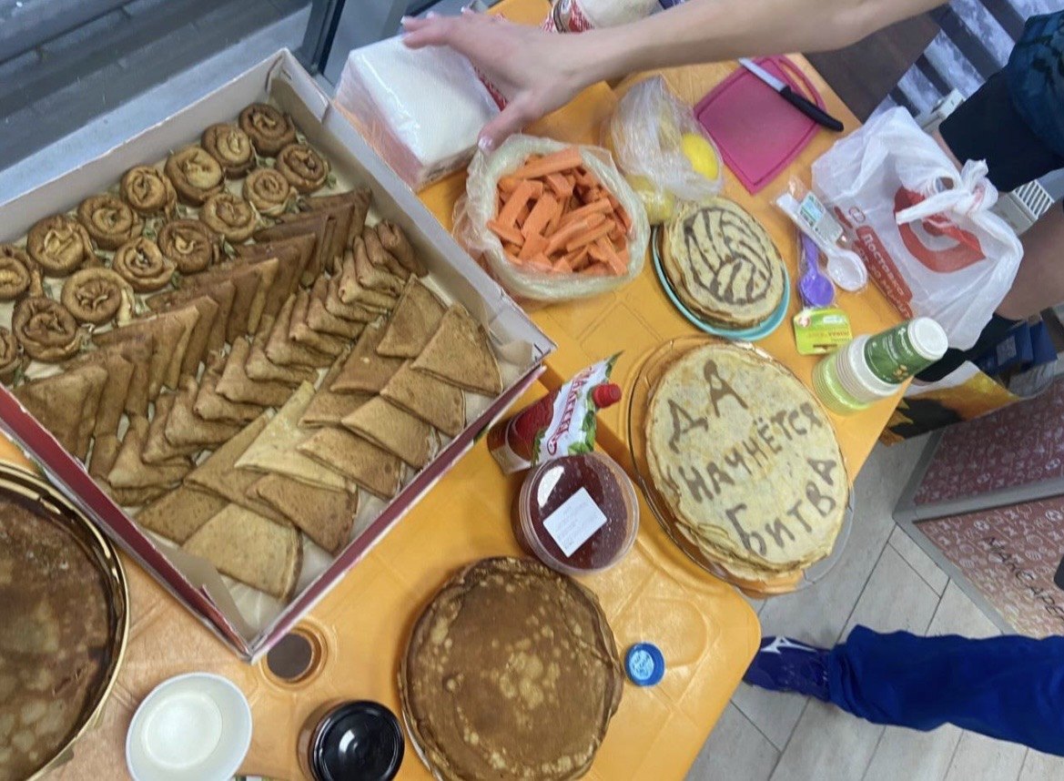 Праздничный стол с блинами и угощениями на Масленицу